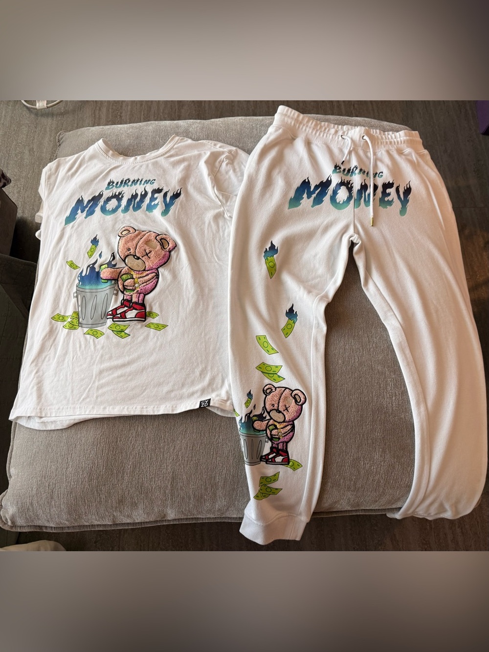 Retro Label Men’s Two Piece Set with Bear 'Burning Money' Graphic